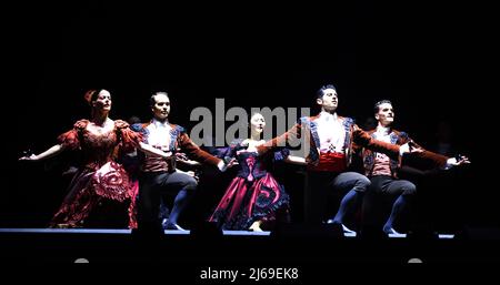 Andalusia, Ballett, Folklore, Dubai Expo, Erotik, Spanische Tänzer und Tänzerin beim Flamenco voller Anmut und Leidenschaft Foto Stock