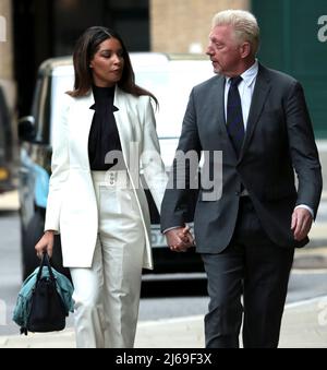 Il tedesco Boris Becker arriva a Southwark Crown Court scortato dal suo partner Lilian de Carvalho Monteiro a Londra venerdì 29 aprile 2022.sei volte il campione di tennis del Grand Slam viene condannato oggi dopo essere stato giudicato colpevole di quattro accuse in base alla legge di insolvenza relativa al suo fallimento nel 2017. Foto di Hugo Philpott/UPI Foto Stock