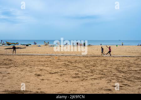 Una bella vista della spiaggia di Edward Elliot a Besant Nagar in una mattina nuvolosa. Foto Stock