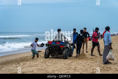 Un poliziotto adulto sconosciuto pattuglia su un veicolo fuoristrada (ATV) alla spiaggia di Edward Elliot a Besant Nagar. Foto Stock