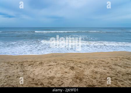 Edward Elliot's Beach a Besant Nagar è una spiaggia popolare nella città cosmopolita di Chennai. Foto Stock