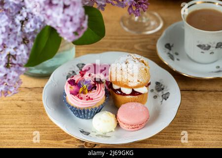 Tradizionale tè pomeridiano inglese con selezione di torte Foto Stock