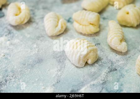 Cucina gnocchi fatti in casa per pranzo. Foto Stock