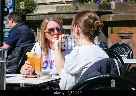 29 aprile 2022, Glasgow Regno Unito. Con l'aumento delle temperature primaverili, molti caffè, bar e ristoranti nella città mercantile di Glasgow e George Square servono i clienti all'aperto incoraggiandoli a gustare il loro cibo e bevande 'al fresco'. Credit: Findlay / Alamy Live News Foto Stock