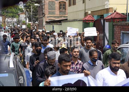 Kashmir, India. 29th Apr 2022. I musulmani del Kashmiri marciano durante un rally che segna il giorno delle Quds (Gerusalemme). Un'iniziativa avviata dal leader rivoluzionario iraniano Ayatollah Ruhollah Khomeini, Quds Day si svolge ogni anno l'ultimo venerdì del mese di digiuno musulmano del Ramadan. Credit: SOPA Images Limited/Alamy Live News Foto Stock