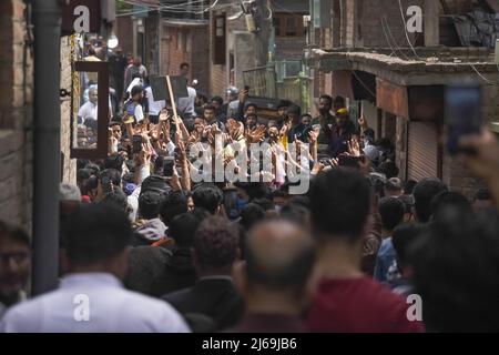 Kashmir, India. 29th Apr 2022. Una folla di musulmani del Kashmiri grida Pro Palestina e slogan religiosi durante un rally che segna il giorno di Quds (Gerusalemme). Credit: SOPA Images Limited/Alamy Live News Foto Stock