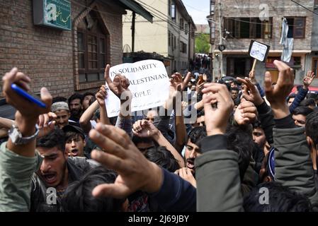 Kashmir, India. 29th Apr 2022. I musulmani di Kashmiri grida Pro Palestina e slogan religiosi durante un rally che segna il giorno di Quds (Gerusalemme). Un'iniziativa avviata dal leader rivoluzionario iraniano Ayatollah Ruhollah Khomeini, Quds Day si svolge ogni anno l'ultimo venerdì del mese di digiuno musulmano del Ramadan. Credit: SOPA Images Limited/Alamy Live News Foto Stock