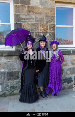 Whitby Goth Festival a Whitby, Yorkshire, Regno Unito nel mese di aprile 2022 - Whitby Goth Weekend Foto Stock