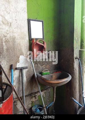 la stazione di lavaggio delle mani in una delle camere in un'officina molto sporca Foto Stock