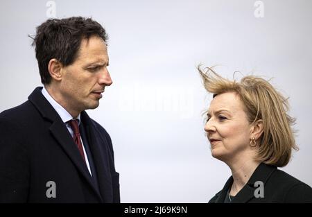 Vijfhuizen, Paesi Bassi. 29th Apr 2022. 2022-04-29 15:51:26 VIJFHUIZEN - Ministro Wopke Hoekstra (Affari Esteri) e il suo collega britannico Liz Truss stanno deponendo fiori al monumento del MH17. Nei Paesi Bassi la capricci ha parlato con Hoekstra per tenere responsabili i responsabili dei crimini di guerra in Ucraina. ANP RAMON VAN FLYMEN netherlands OUT - belgium OUT Credit: ANP/Alamy Live News Foto Stock