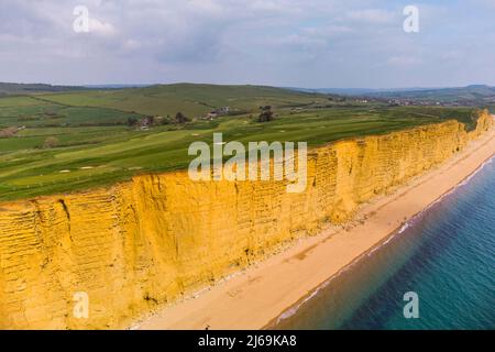 West Bay, Dorset, Regno Unito. 29th aprile 2022. Meteo Regno Unito. Vista generale dall'aria della spiaggia e scogliere di arenaria presso la stazione balneare di West Bay in Dorset, che è bagnata dal sole caldo prima del fine settimana di festa della banca. Picture Credit: Graham Hunt/Alamy Live News Foto Stock