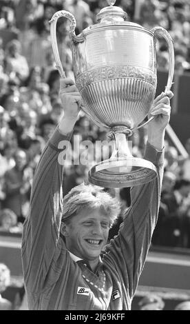 Foto di archivio datata 12-06-1988 di Boris Becker detiene il trofeo del vincitore. Boris Becker, tre volte campione di Wimbledon, è stato incarcerato per due anni e mezzo per nascondere 2,5million sterline di beni e prestiti per evitare di pagare i debiti. Data di emissione: Venerdì 29 aprile 2022. Foto Stock