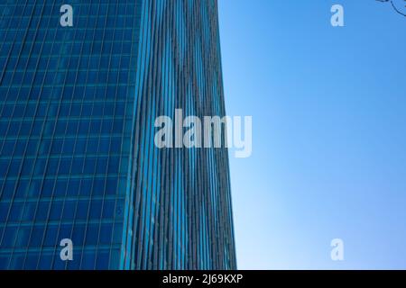 Foto di sfondo dell'architettura o dell'industria edile. Parte di una facciata dell'edificio moderno con spazio per la copia del testo. Foto Stock