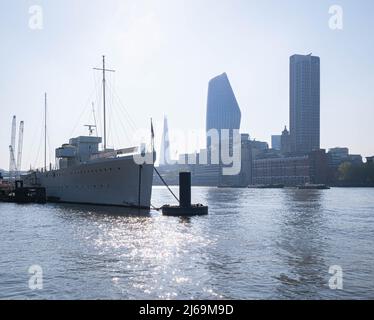 Mattina di primavera sul Tamigi a Londra, Regno Unito, guardando verso Southwark e l'edificio Shard Foto Stock