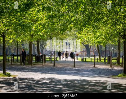 Queen Square Bristol UK al sole del mattino Foto Stock
