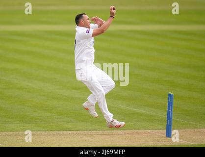 Il Kyle Abbott dell'Hampshire si svolge durante il secondo giorno della partita LV= Insurance County Championship all'Ageas Bowl, Hampshire. Data foto: Venerdì 29 aprile 2022. Foto Stock