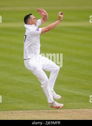 Il Kyle Abbott dell'Hampshire si svolge durante il secondo giorno della partita LV= Insurance County Championship all'Ageas Bowl, Hampshire. Data foto: Venerdì 29 aprile 2022. Foto Stock