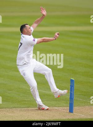 Il Kyle Abbott dell'Hampshire si svolge durante il secondo giorno della partita LV= Insurance County Championship all'Ageas Bowl, Hampshire. Data foto: Venerdì 29 aprile 2022. Foto Stock