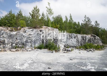 Vista sulle ex cave di marmo di giorno. Ruskeala, Repubblica di Carelia, Russia Foto Stock