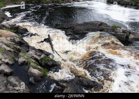 Foto astratta naturale. L'acqua veloce passa sopra le rocce in una foresta. Cascate di Ruskeala, Repubblica di Carelia, Russia Foto Stock
