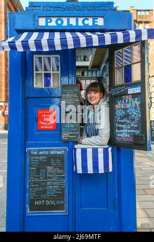 29 aprile 2022. Glasgow, Regno Unito. CLAIRE ALLEN di Lenzie, Glasgow, un esperto gestore del catering, ha recentemente aperto quello che pensa potrebbe essere il più piccolo bar/ristorante a Glasgow. Ha preso il controllo di una vecchia scatola di segnale della polizia in Wilson Street, Merchant City, vicino al centro della città di Glasgow e lo ha convertito in caffè che vende cialde, hotdog, toasties e una vasta selezione di bevande, con posti a sedere all'aperto. Credit: Findlay/Alamy Live News Foto Stock