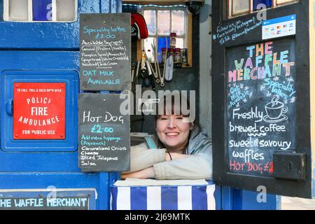 29 aprile 2022. Glasgow, Regno Unito. CLAIRE ALLEN di Lenzie, Glasgow, un esperto gestore del catering, ha recentemente aperto quello che pensa potrebbe essere il più piccolo bar/ristorante a Glasgow. Ha preso il controllo di una vecchia scatola di segnale della polizia in Wilson Street, Merchant City, vicino al centro della città di Glasgow e lo ha convertito in caffè che vende cialde, hotdog, toasties e una vasta selezione di bevande, con posti a sedere all'aperto. Credit: Findlay/Alamy Live News Foto Stock