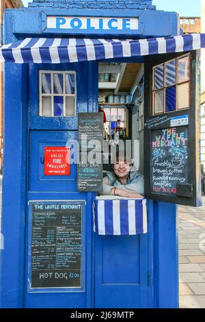 29 aprile 2022. Glasgow, Regno Unito. CLAIRE ALLEN di Lenzie, Glasgow, un esperto gestore del catering, ha recentemente aperto quello che pensa potrebbe essere il più piccolo bar/ristorante a Glasgow. Ha preso il controllo di una vecchia scatola di segnale della polizia in Wilson Street, Merchant City, vicino al centro della città di Glasgow e lo ha convertito in caffè che vende cialde, hotdog, toasties e una vasta selezione di bevande, con posti a sedere all'aperto. Credit: Findlay/Alamy Live News Foto Stock