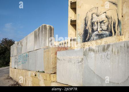 Murale di un uomo barbuto su un muro dell'abbandonato Jerma Palace Hotel, Marsaskala, Malta Foto Stock