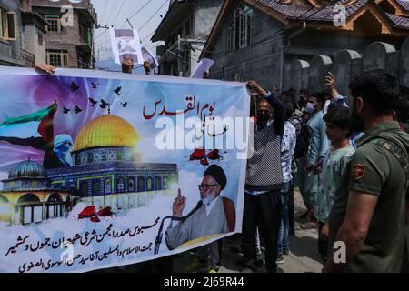 Kashmir, India. 29th Apr 2022. I musulmani del Kashmiri marciano durante un rally che segna la giornata di al-Quds (Gerusalemme) a Srinagar, Jammu e Kashmir. – Un’iniziativa avviata dal leader rivoluzionario iraniano Ayatollah Ruhollah Khomeini, la Giornata della Quds si svolge ogni anno l’ultimo venerdì del mese di digiuno musulmano del Ramadan. (Foto di Adil Abass/Pacific Press) Credit: Pacific Press Media Production Corp./Alamy Live News Foto Stock