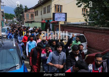 Kashmir, India. 29th Apr 2022. I musulmani del Kashmiri marciano durante un rally che segna la giornata di al-Quds (Gerusalemme) a Srinagar, Jammu e Kashmir. – Un’iniziativa avviata dal leader rivoluzionario iraniano Ayatollah Ruhollah Khomeini, la Giornata della Quds si svolge ogni anno l’ultimo venerdì del mese di digiuno musulmano del Ramadan. (Foto di Adil Abass/Pacific Press) Credit: Pacific Press Media Production Corp./Alamy Live News Foto Stock