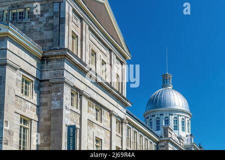 Architettura esterna e cupola del mercato Bonsecours nella città vecchia. Il quartiere storico è un sito patrimonio dell'umanità dell'UNESCO e un importante centro turistico Foto Stock