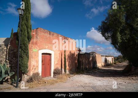 Casa arancione su una strada di Mineral de Pozos Foto Stock