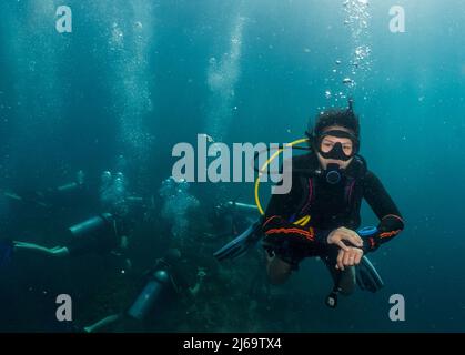 Il subacqueo effettua una sosta di sicurezza in un'immersione intorno a Phuket Foto Stock