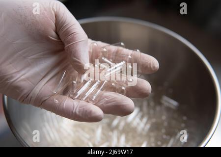 macchina per il riempimento di capsule. Capsule trasparenti per alimenti Foto Stock