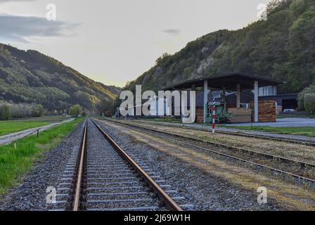 Luogo perduto, esplorazione urbana, Bahnhof, Donauuferbahn, Weins, Isperdorf, Ysperdorf, Normalspur, Bahnhofsgebäude, Veranda, historisch, Baustil, alt, Kais Foto Stock