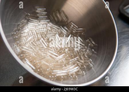 macchina per il riempimento di capsule. Capsule trasparenti per la massima alimentazione Foto Stock