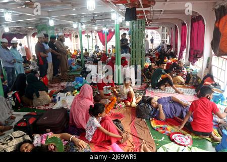 Dhaka, Bangladesh. 29th Apr 2022. 29 aprile 2022, Dhaka, Bangladesh: Traghetti pieni di viaggiatori sono visti al Terminal Sadarghat. Mentre si avvicina il festival di Eid-ul-Fitr, migliaia di abitanti della capitale del Bangladesh hanno fatto streaming fuori dalla città per unirsi al festival con il loro kith e il loro parente in case di villaggio. I musulmani del Bangladesh celebreranno Eid-ul-Fitr. Il 29 aprile 2022 a Dhaka, Bangladesh. (Credit Image: © Habibur Rahman/eyepix via ZUMA Press Wire) Credit: ZUMA Press, Inc./Alamy Live News Foto Stock