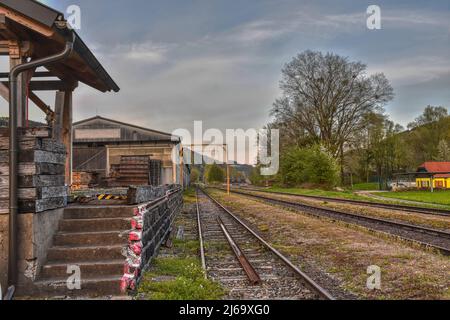 Luogo perduto, esplorazione urbana, Bahnhof, Donauuferbahn, Weins, Isperdorf, Ysperdorf, Normalspur, Bahnhofsgebäude, Veranda, historisch, Baustil, alt, Kais Foto Stock