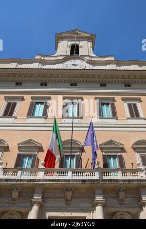 Roma, RM, Italia - 18 agosto 2020: Palazzo Montecitorio sede del Parlamento italiano senza popolo e bandiera Foto Stock