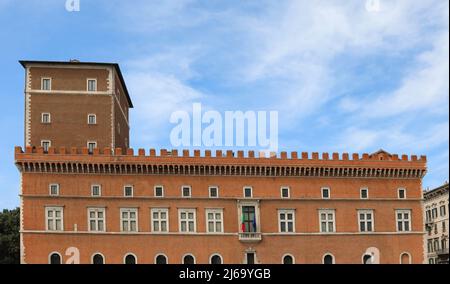 Roma, RM, Italia - 18 agosto 2020: Facciata di Palazzo Venezia con il balcone dove apparve il Duce Benito Mussolini per fare il suo famoso discorso Foto Stock