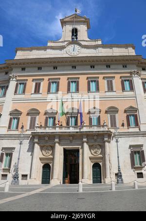 Roma, RM, Italia - 18 agosto 2020: Palazzo Montecitorio sede della Camera dei deputati italiani Foto Stock