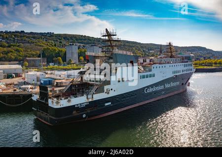 Port Glasgow, Scozia, Regno Unito. 29 aprile 2022. Il traghetto MV Glen Sannox è in costruzione presso il cantiere navale Ferguson Marine sul fiume Clyde a Port Glasgow. Il controverso traghetto, il ritardo e l'eccesso di bilancio sono ora al centro di un controllo della spesa del governo scozzese da parte del revisore generale della Scozia. Iain Masterton/Alamy Live News Foto Stock