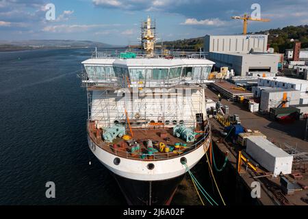 Port Glasgow, Scozia, Regno Unito. 29 aprile 2022. Il traghetto MV Glen Sannox è in costruzione presso il cantiere navale Ferguson Marine sul fiume Clyde a Port Glasgow. Il controverso traghetto, il ritardo e l'eccesso di bilancio sono ora al centro di un controllo della spesa del governo scozzese da parte del revisore generale della Scozia. Iain Masterton/Alamy Live News Foto Stock