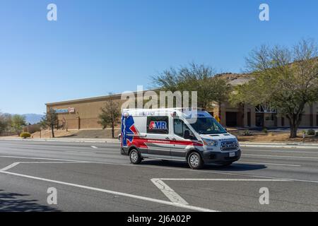 Apple Valley, CA, Stati Uniti d'America – 20 aprile 2022: AMR ambulanza furgone viaggiando su Happy Trails Highway nella città di Apple Valley, California. Foto Stock