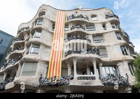 Barcellona, Spagna. Aprile 23, 2022. Casa modernista Casa Mila chiamata la Pedrera disegnata da Antoni Gaudi il 19 aprile 2017 a Barcellona Foto Stock