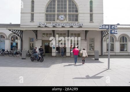 Leeuwarden, Paesi Bassi - 14 aprile 2022:entrata principale della stazione di Leeuwarden con gente Foto Stock