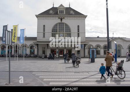 Leeuwarden, Paesi Bassi - 14 aprile 2022:entrata principale della stazione di Leeuwarden con gente Foto Stock