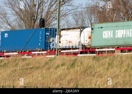 Arnhem, Paesi Bassi - 17 marzo 2022: Parte di un grande treno merci con diversi carri Foto Stock