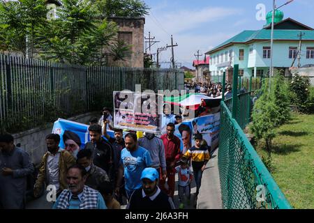 (4/29/2022) i musulmani del Kashmiri marciano durante un rally che segna la giornata di al-Quds (Gerusalemme) a Srinagar, Jammu e Kashmir. – Un’iniziativa avviata dal leader rivoluzionario iraniano Ayatollah Ruhollah Khomeini, la Giornata della Quds si svolge ogni anno l’ultimo venerdì del mese di digiuno musulmano del Ramadan. (Foto di Adel Abass/Pacific Press/Sipa USA) Foto Stock