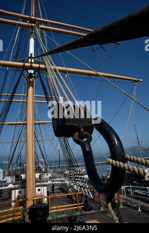 Corde e riggings sul Balcutha, una barca a vela quadrata-rigger costruita nel 1886, in mostra al San Francisco Maritime National Historic Park. Foto Stock